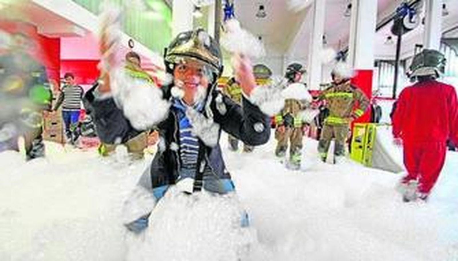 Emilio juega con espuma en el Parque Central de Bomberos de Sevilla.