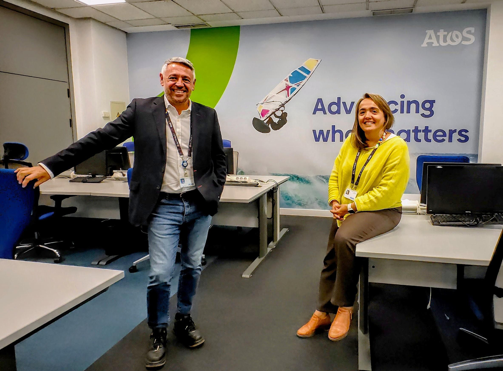 José Manuel Rodríguez, director de Atos en Canarias y Andalucía, y Carmen Bustillo, responsable del equipo del centro de excelencia y directora de Desarrollo y Soporte de Proyectos Internacionales, en el centro de Atos en Sevilla.