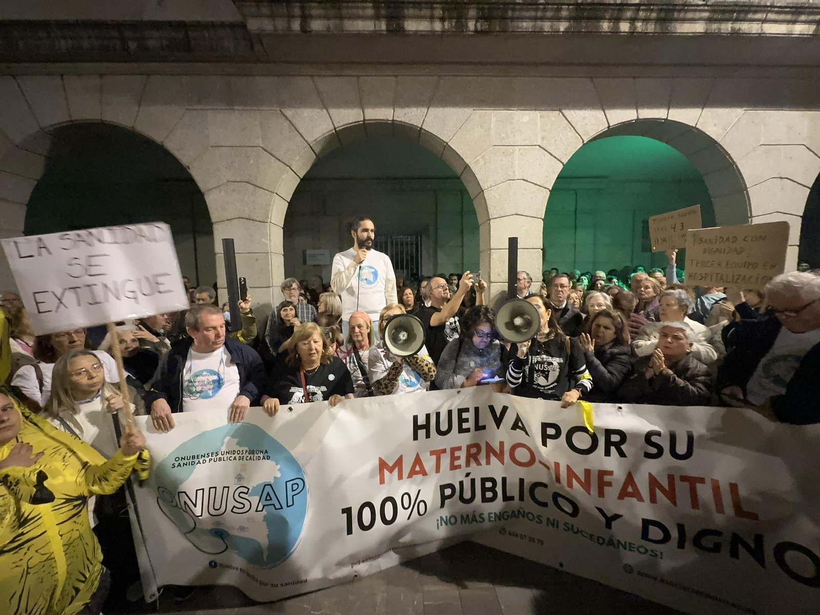 Imágenes de la concentración por la sanidad frente a la delegación