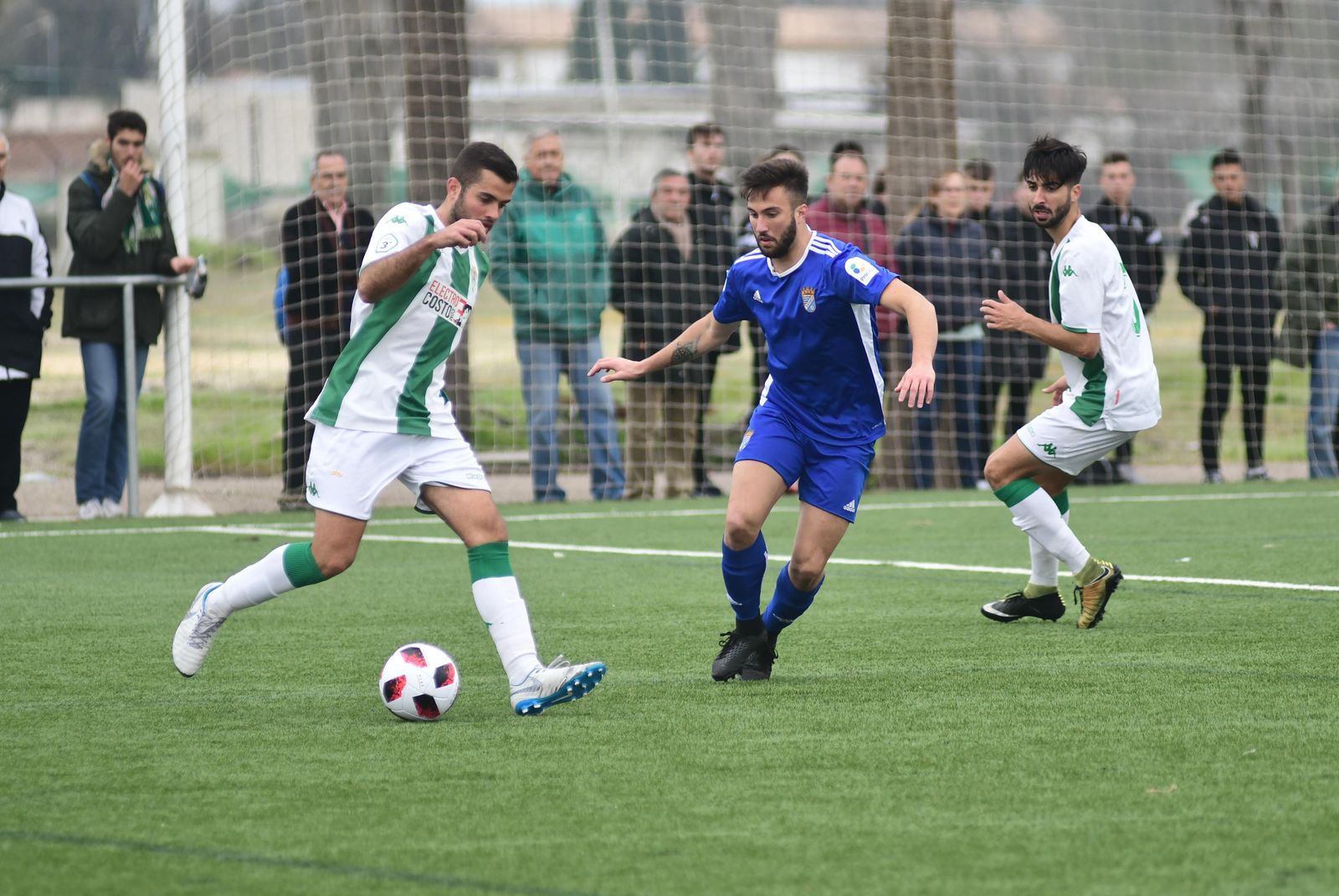 Un jugador del filial trata de escapar de la presión de un xerecista.