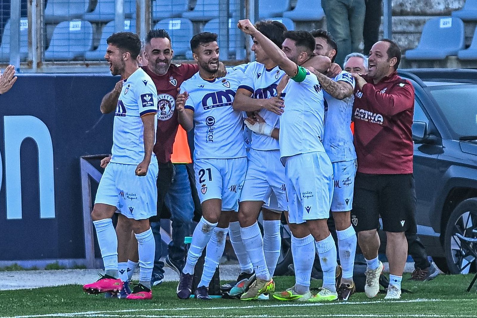 Los jugadores blancos celebran uno de los goles.