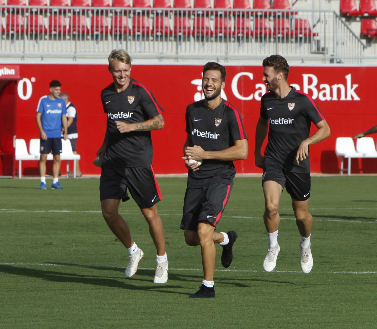 Sergi Gómez ríe junto Kjaer y Franco Vázquez en un entrenamiento.