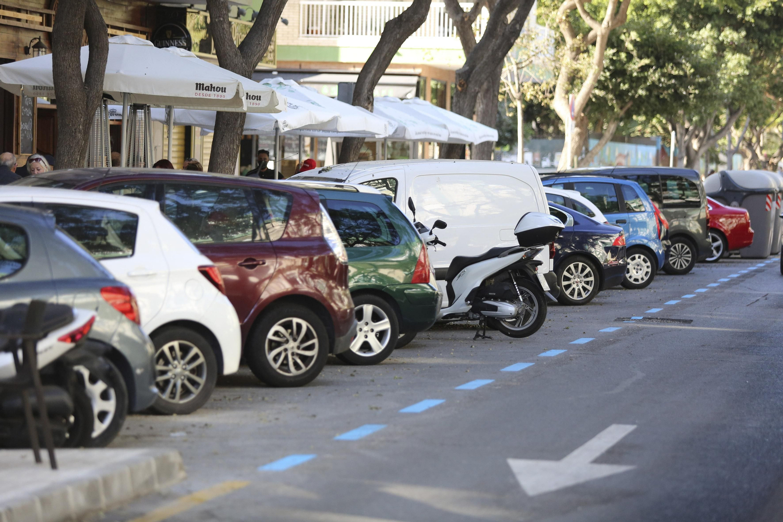 Plazas de aparcamiento de Echevarría de Huelin pintadas ya con el azul del SARE.