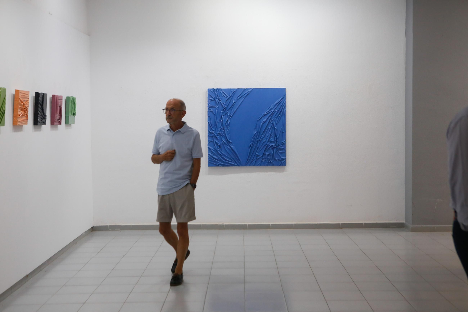 Las fotos de la exposición El mundo de Ara de Feli Muñoz en la sala Cajasur de Algeciras