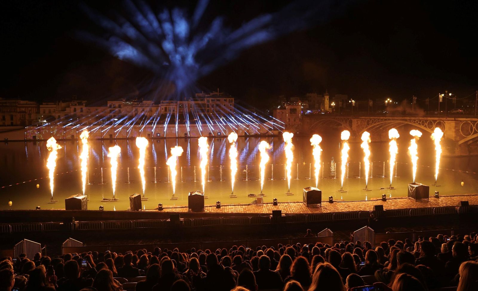 Así es la nueva edición de 'Navigalia': las fotos del espectáculo en el río