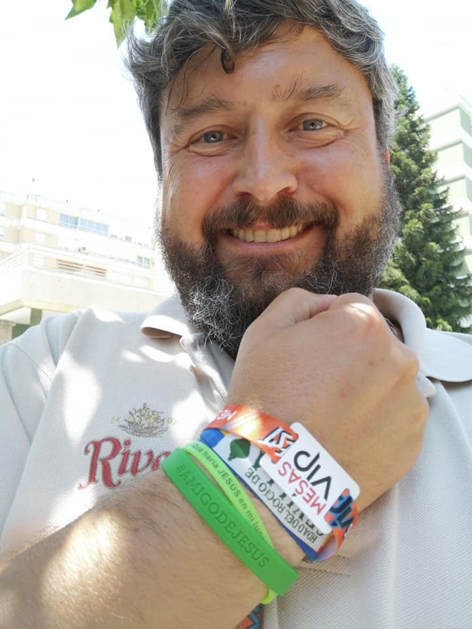 Jesús Rodríguez de la Moya posando con su pulsera verde