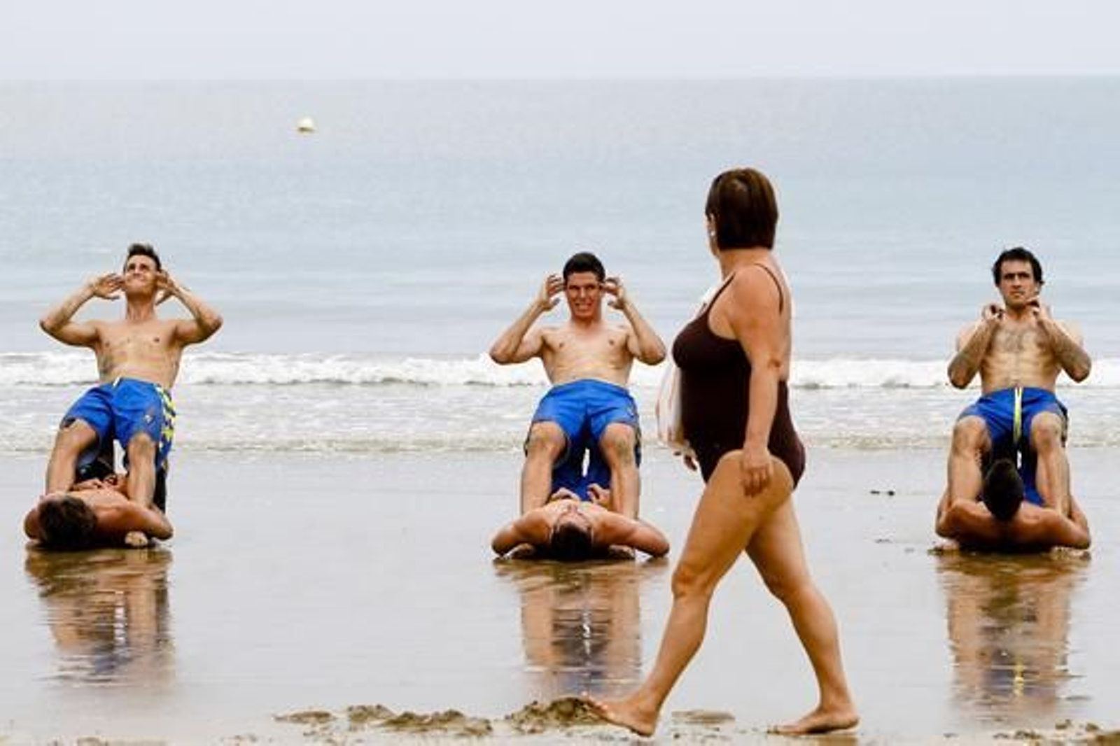 El Cádiz cambia el césped por la arena de la playa para seguir con su preparación para la temporada. 

Foto: Lourdes de Vicente