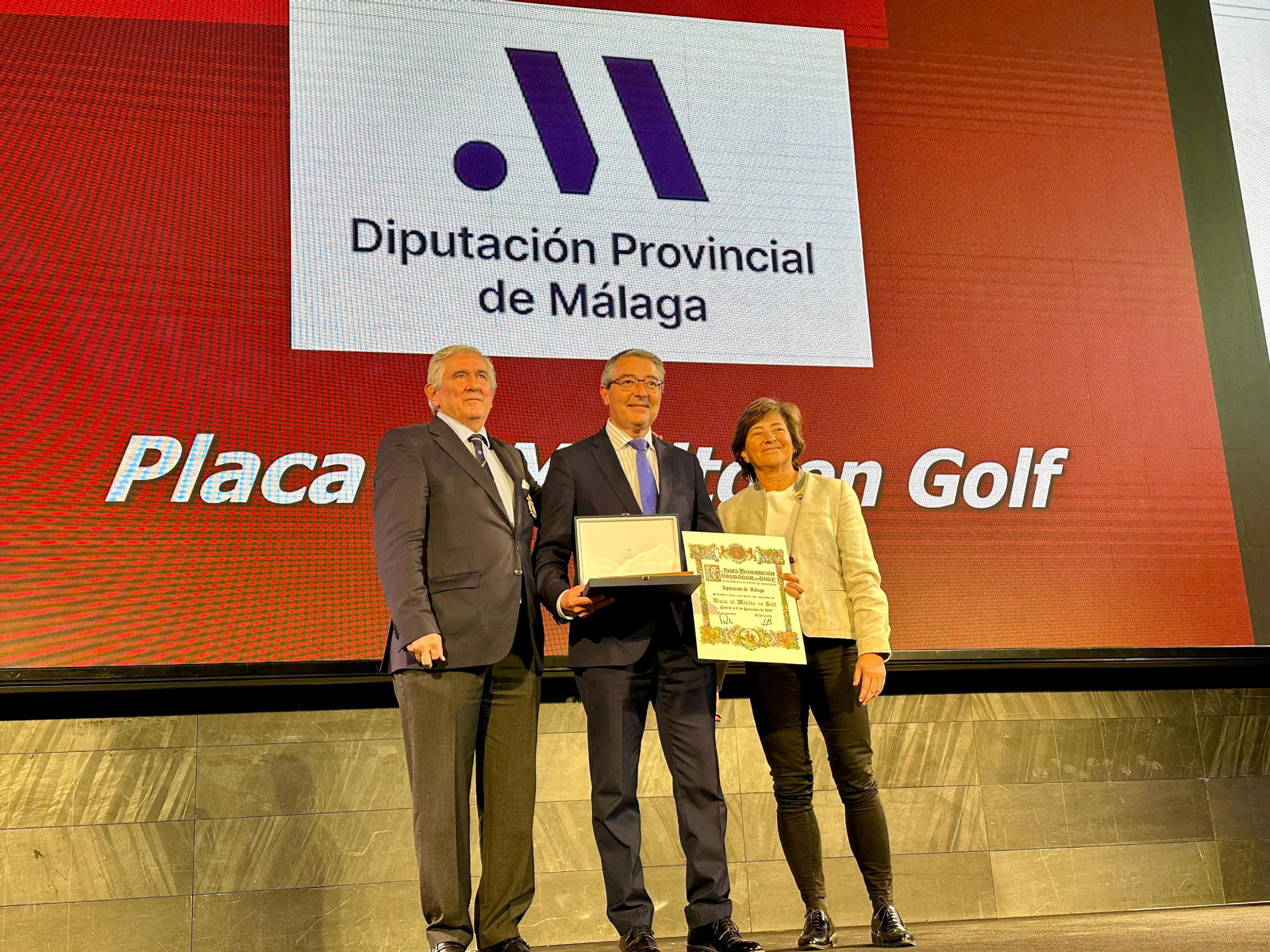 Francis Salado recibe el premio.