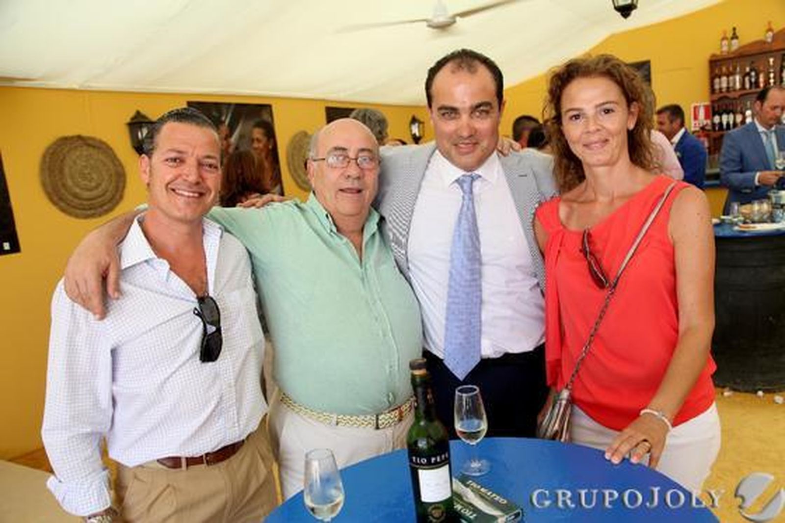 El empresario de Angasur, Antonio López, junto al hostelero jerezano Faustino Rodríguez, David Fernández y Rocío Quevedo disfrutan de la caseta del Diario.

Foto: Vanesa Lobo