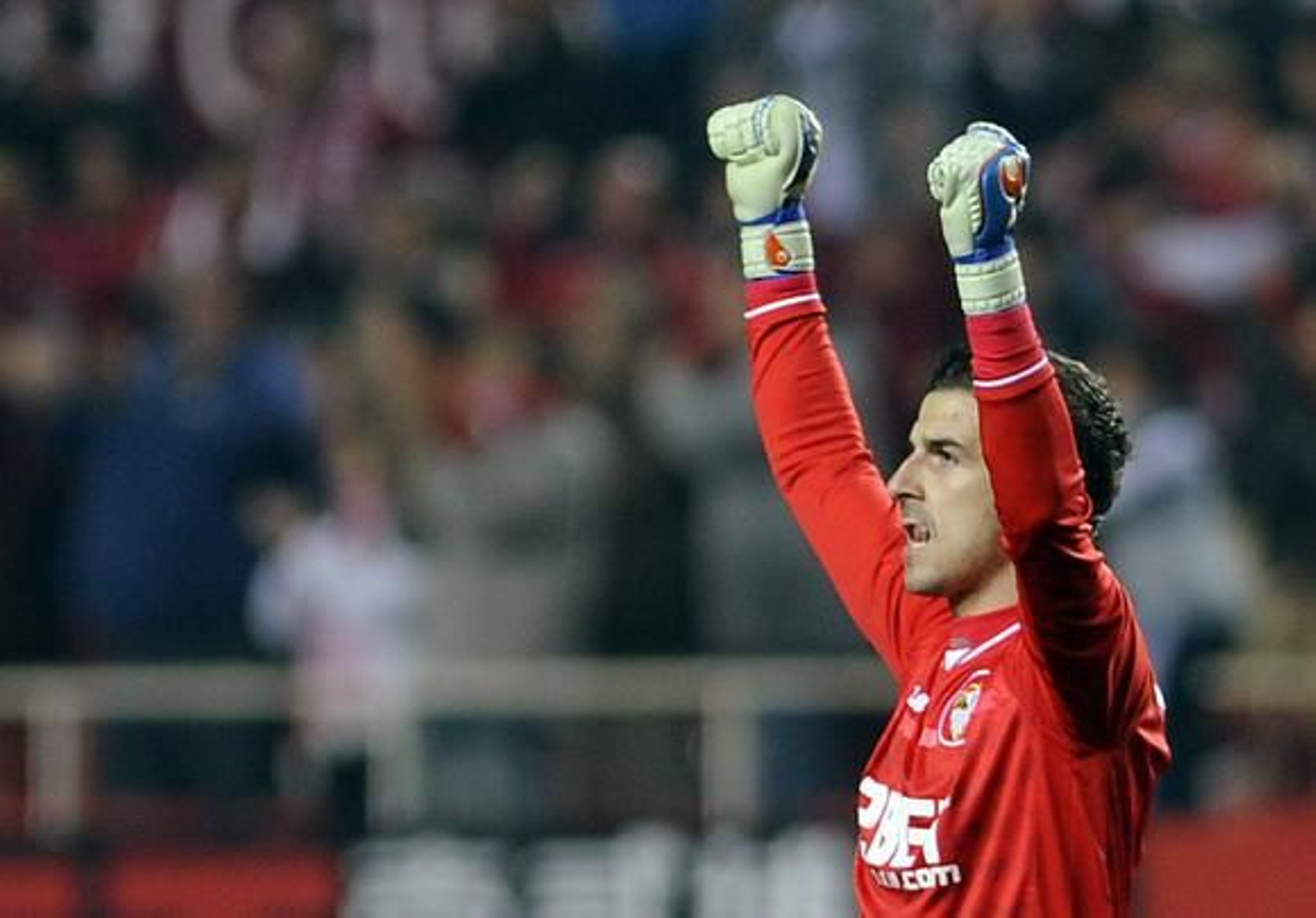 El Sevilla celebra la vuelta de Sergio Sánchez a los terrenos de juego con el pase a las semifinales de Copa del Rey ante el Villarreal (3-0). / AFP