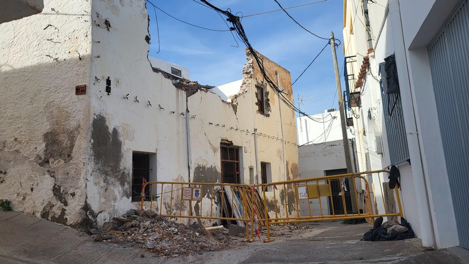 Escombros en la vía pública de Felix.