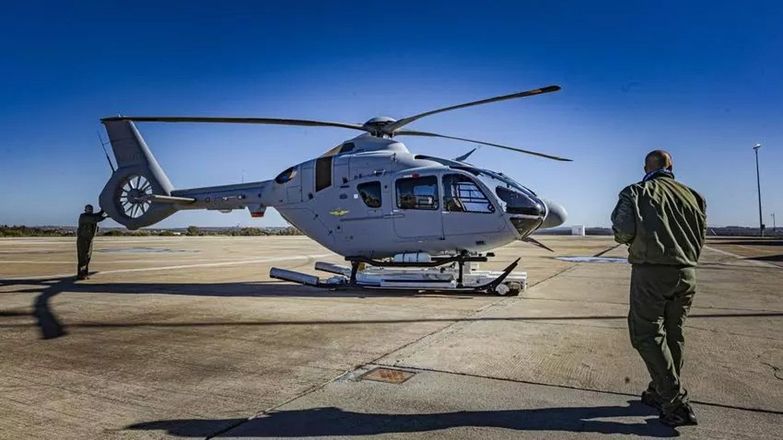 Uno de los nuevos helicópteros de la Dudocécima escuadrilla de Aeonaves en la Base de Rota.