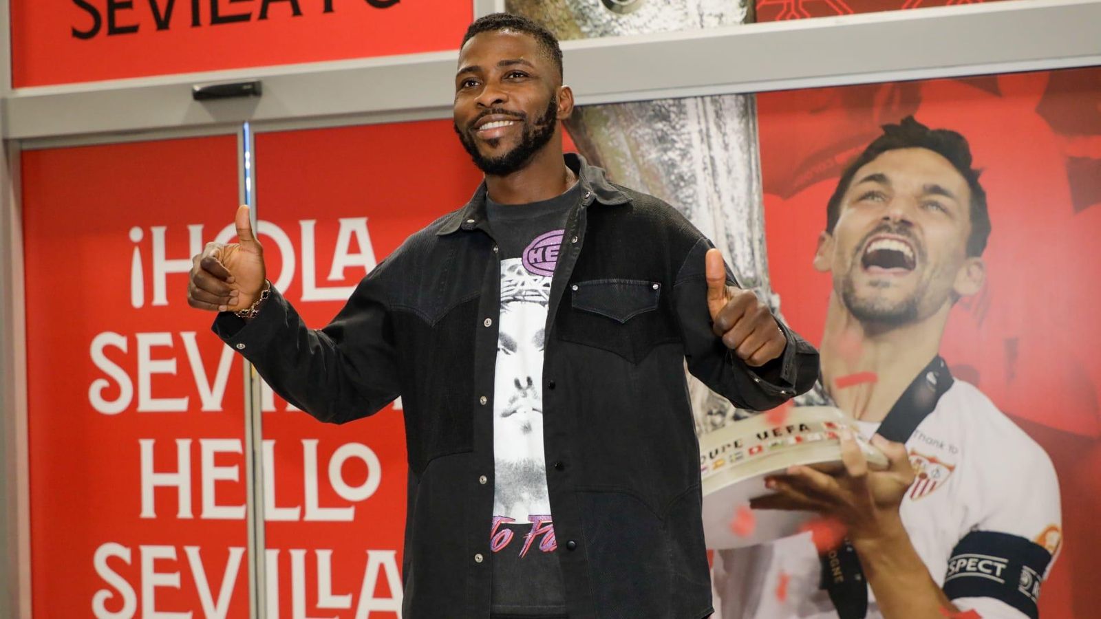 Iheanacho posa en su llegada al aeropuerto