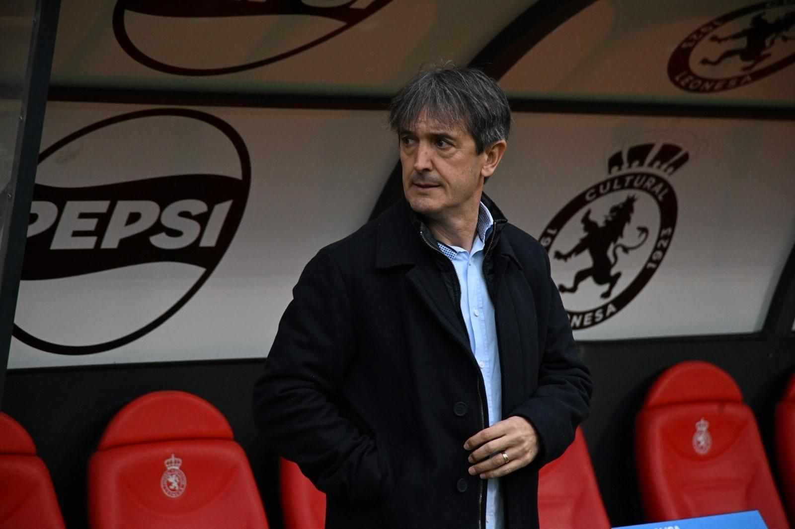 Pacheta, en el banquillo de León el pasado sábado Pacheta, en el banquillo de León el pasado sábado