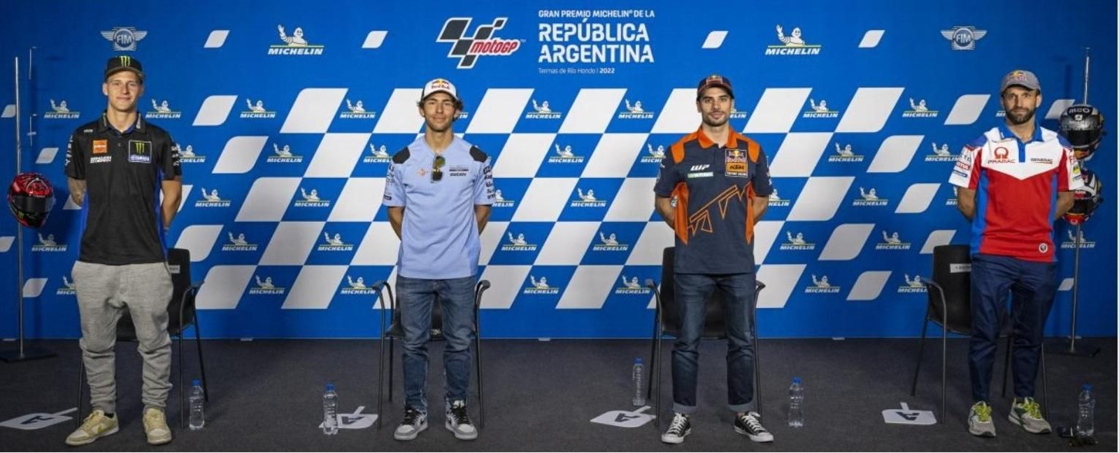 Fabio Quartararo, Bastianini y Oliveira posan en el Media Day de Termas de Río Hondo.