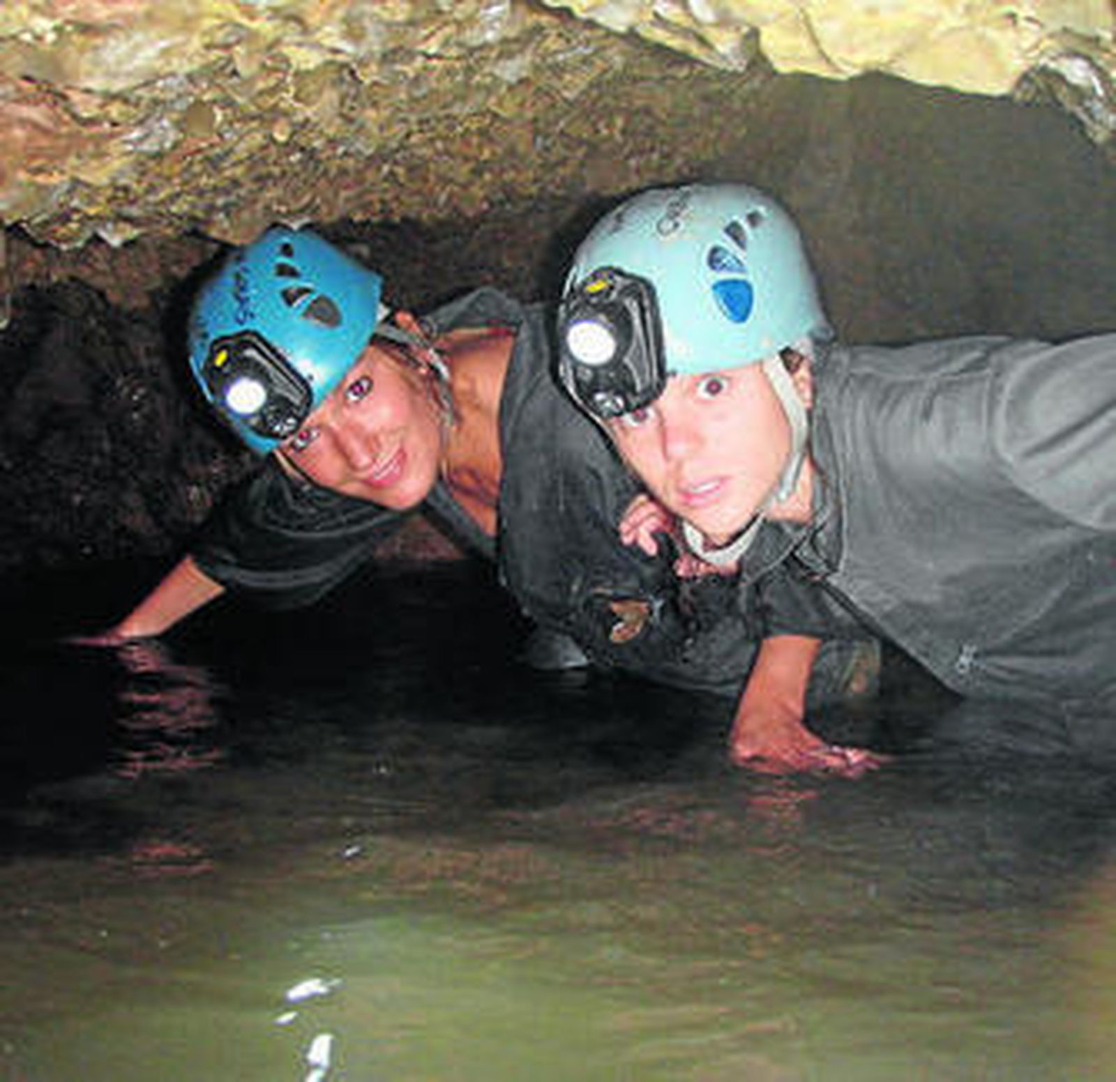 Dos de los participantes en el interior de la cavidad.
