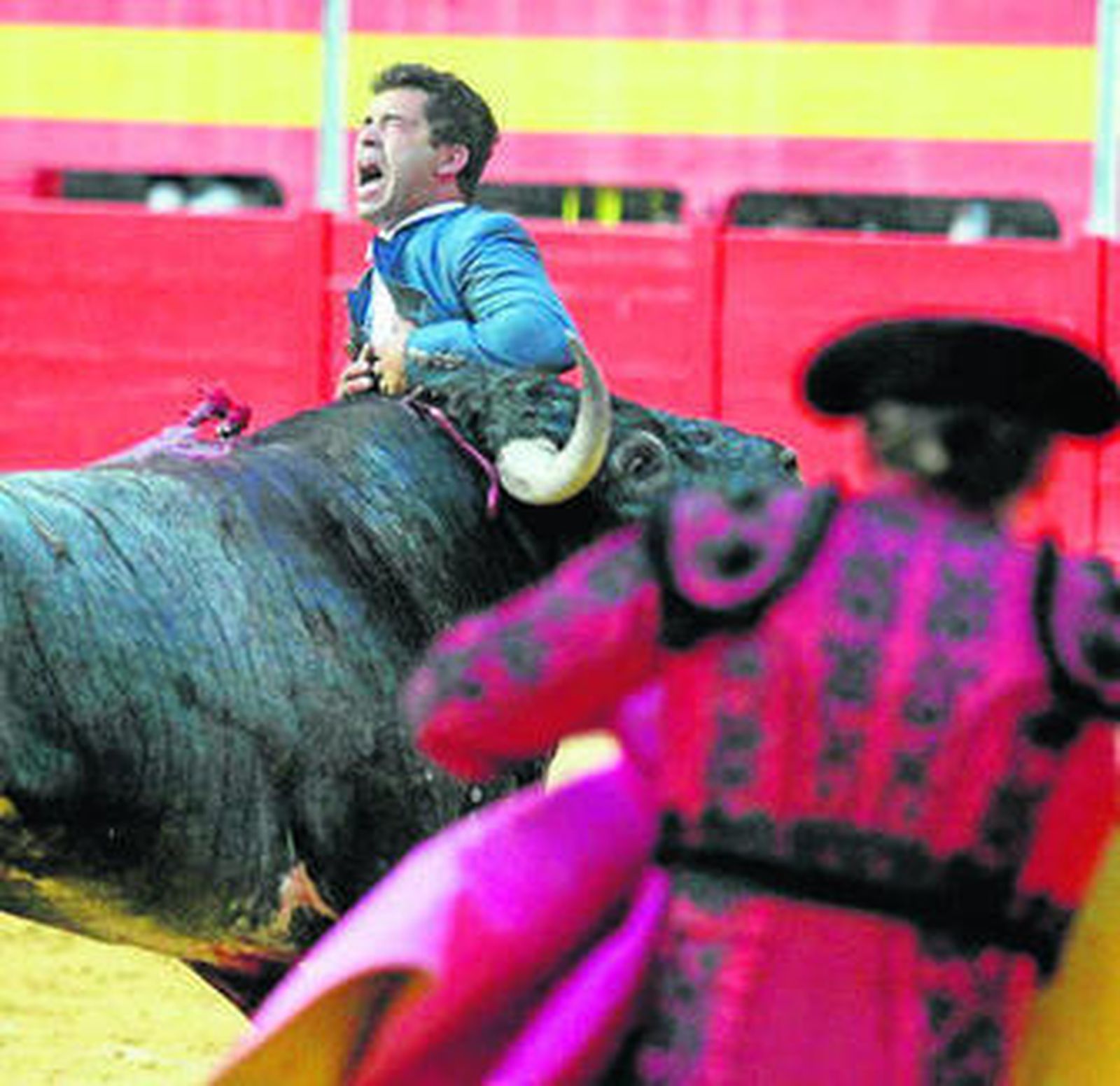 Momento de la cogida al rejoneador vallisoletano.