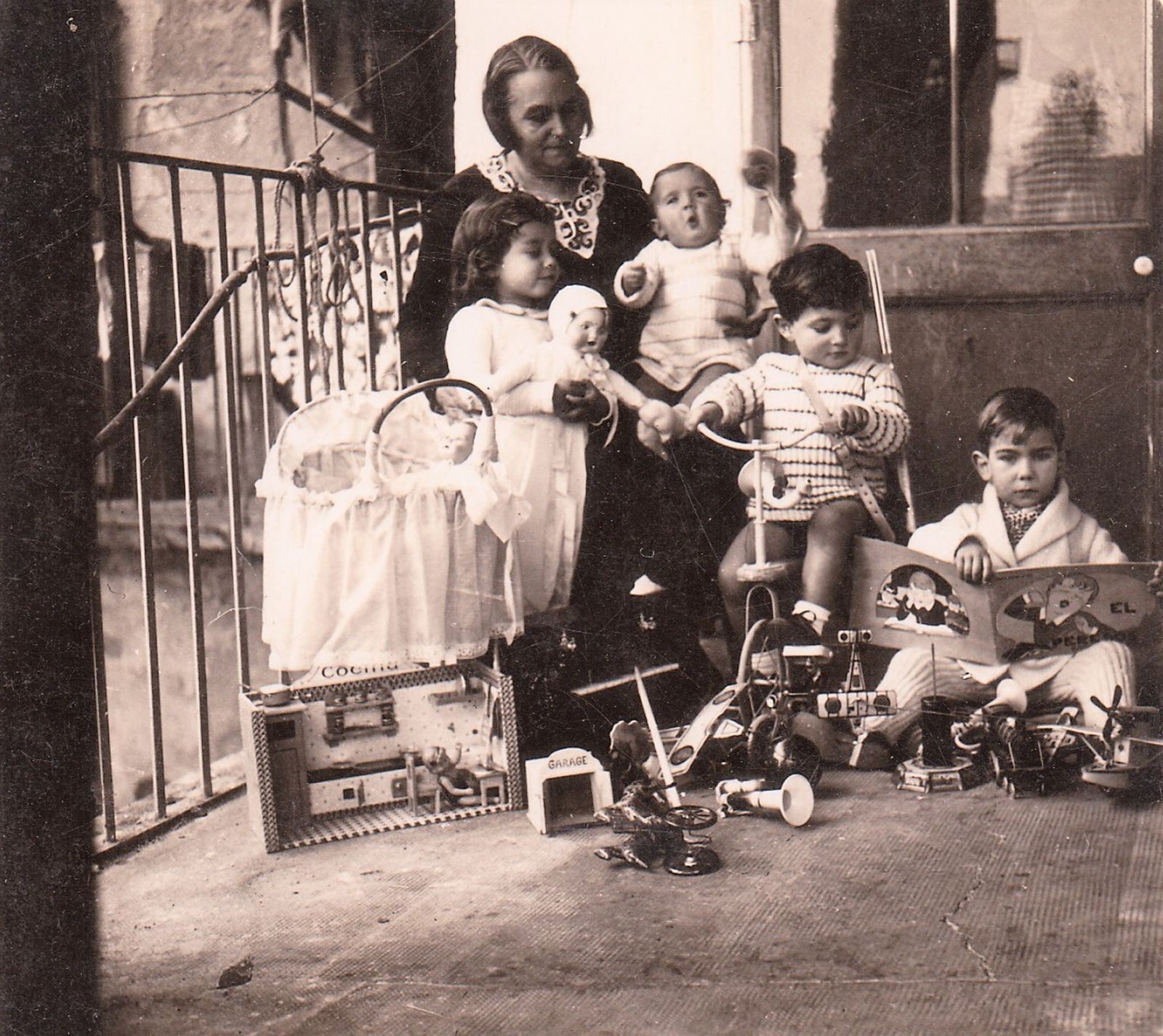 Un grupo de niños reciben sus regalos el Día de Reyes de 1930.