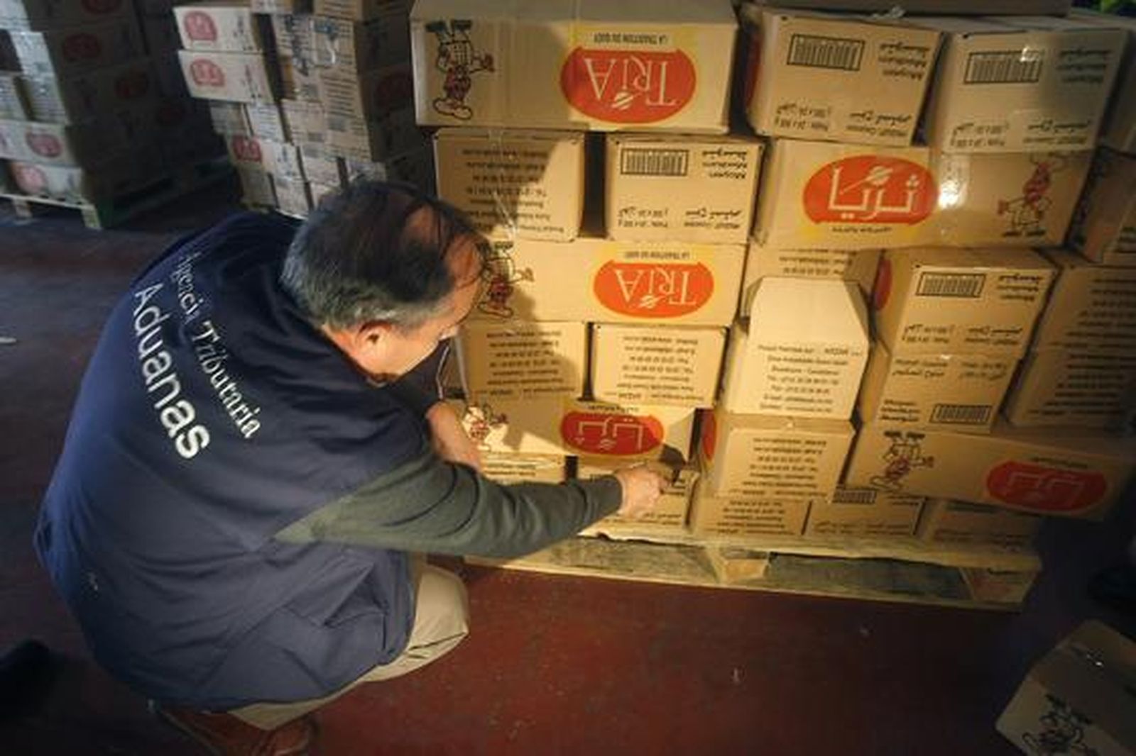 La Guardia Civil interviene 4.800 kilos de hachís en un contenedor en el muelle de Cádiz. 

Foto: Jose Braza