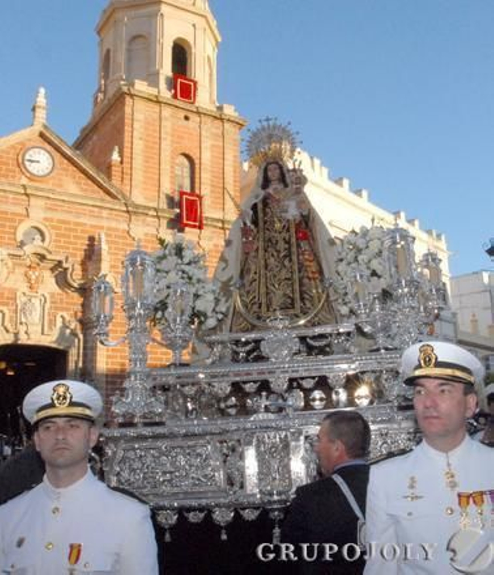 La procesión, excepcionalmente presidida por el obispo diocesano, regresa a su horario de tarde.

Foto: Rioja