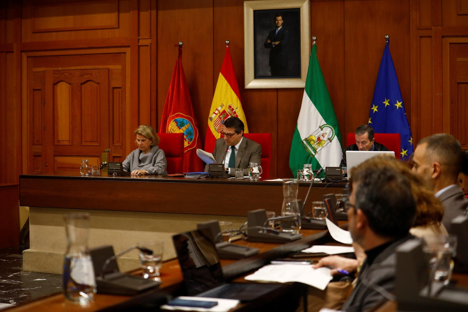 Las imágenes del Pleno suspendido por las protestas de los vecinos de Villarrubia Las imágenes del Pleno suspendido por las protestas de los vecinos de Villarrubia