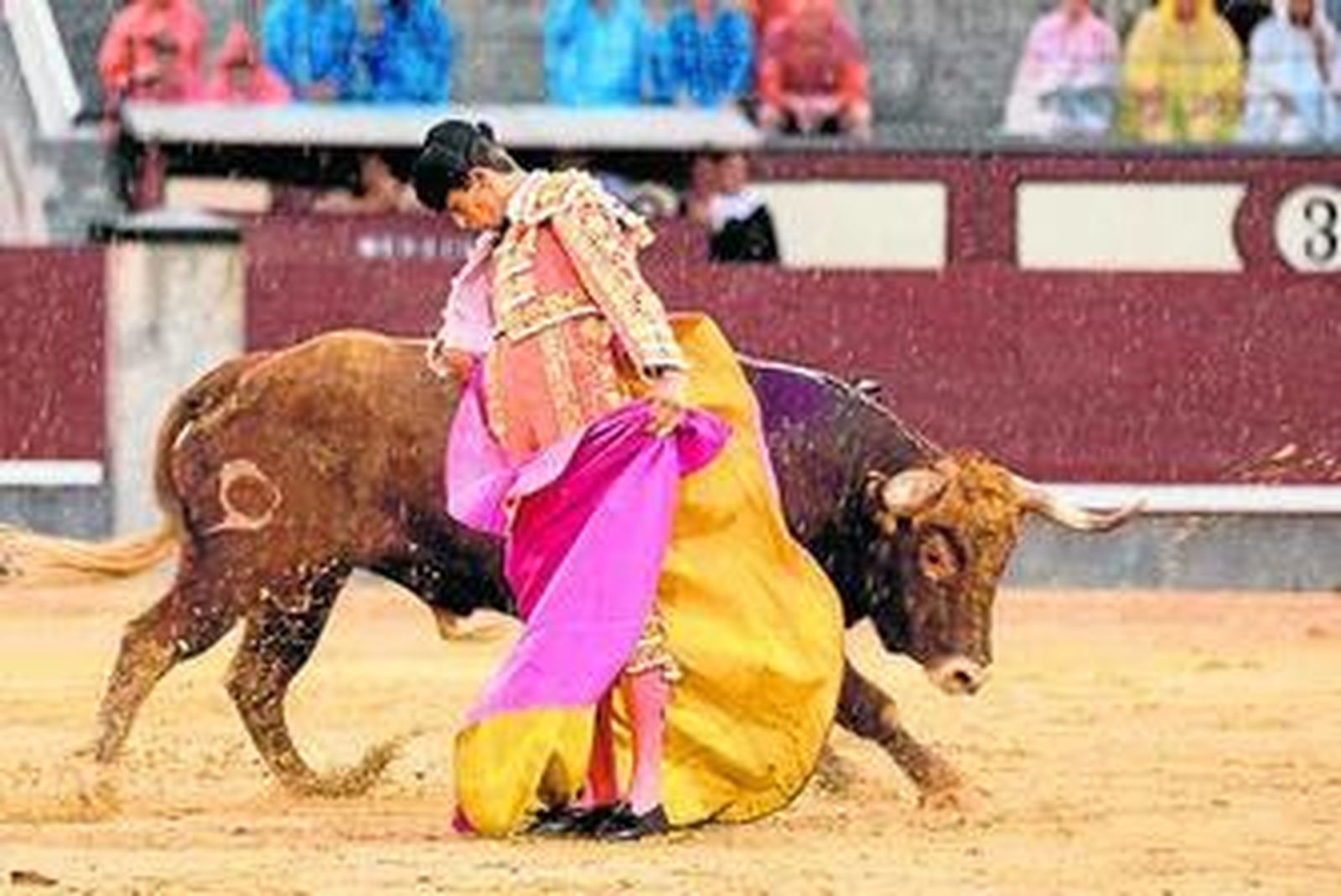 El novillero Alejandro Fermín, en una chicuelina, ayer, en Las Ventas.