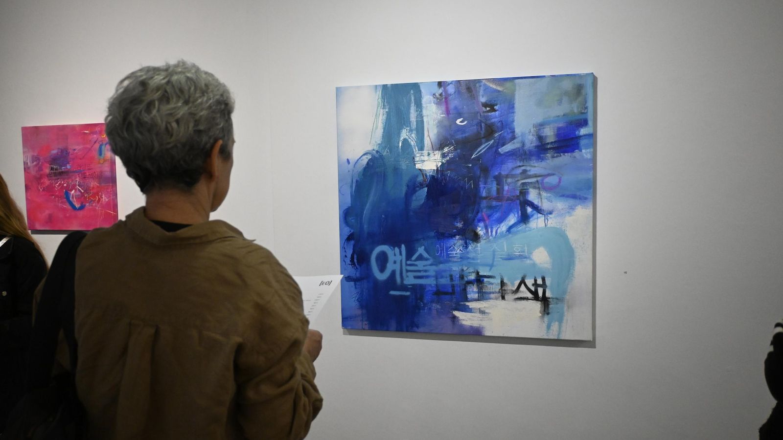 Una de las visitantes observa uno de los cuadros de Pedro Rodríguez.