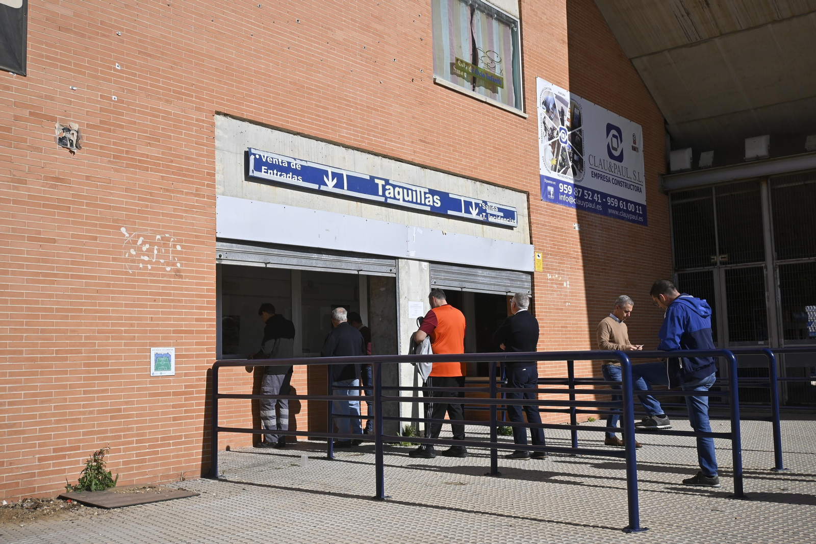 Ambiente en la venta de entradas, para el partido de Copa del Rey en el Colombino