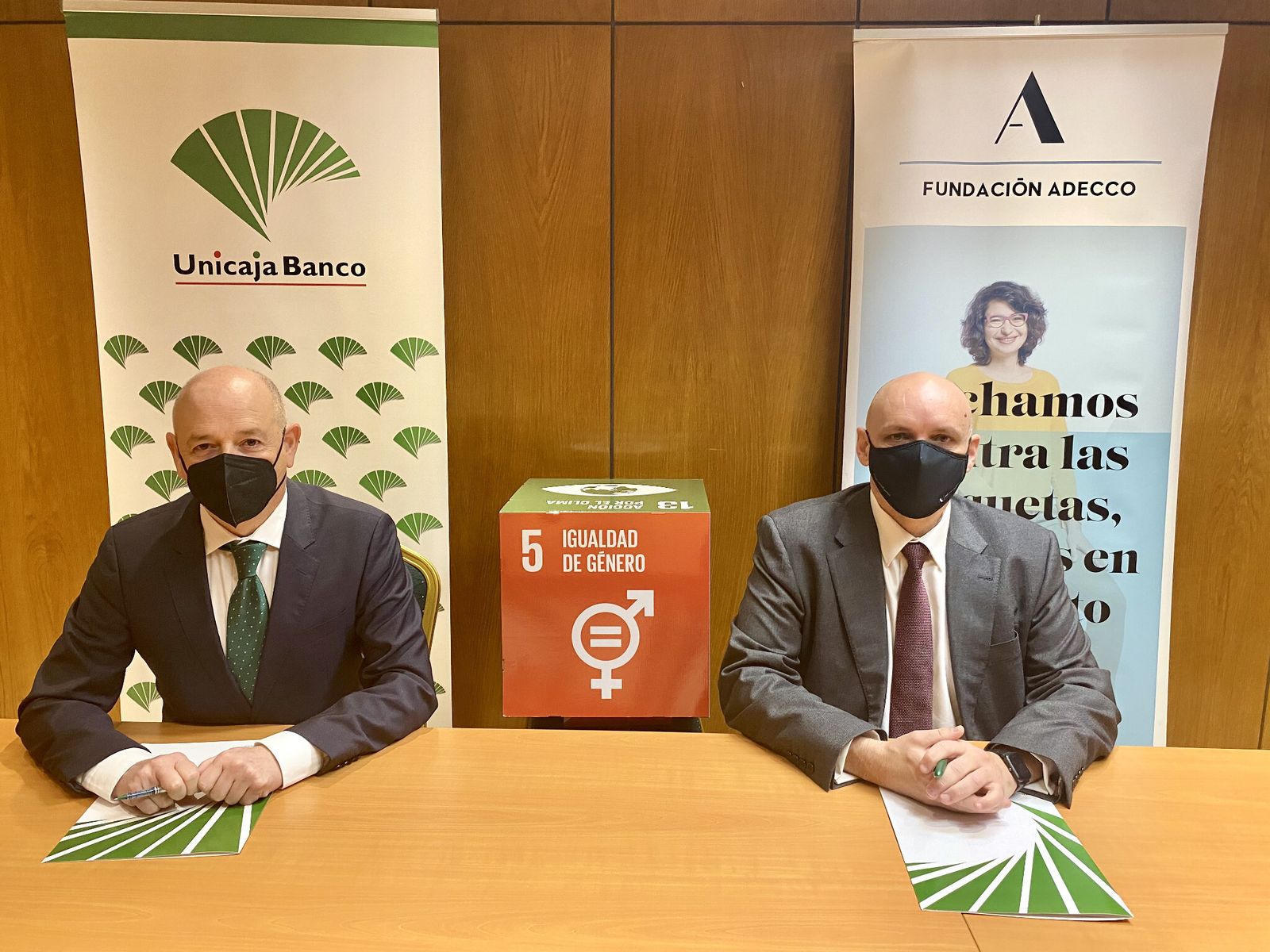 Unicaja Banco firma acuerdo con la Fundación Adecco para colaborar en inserción laboral de mujeres en riesgo de exclusión