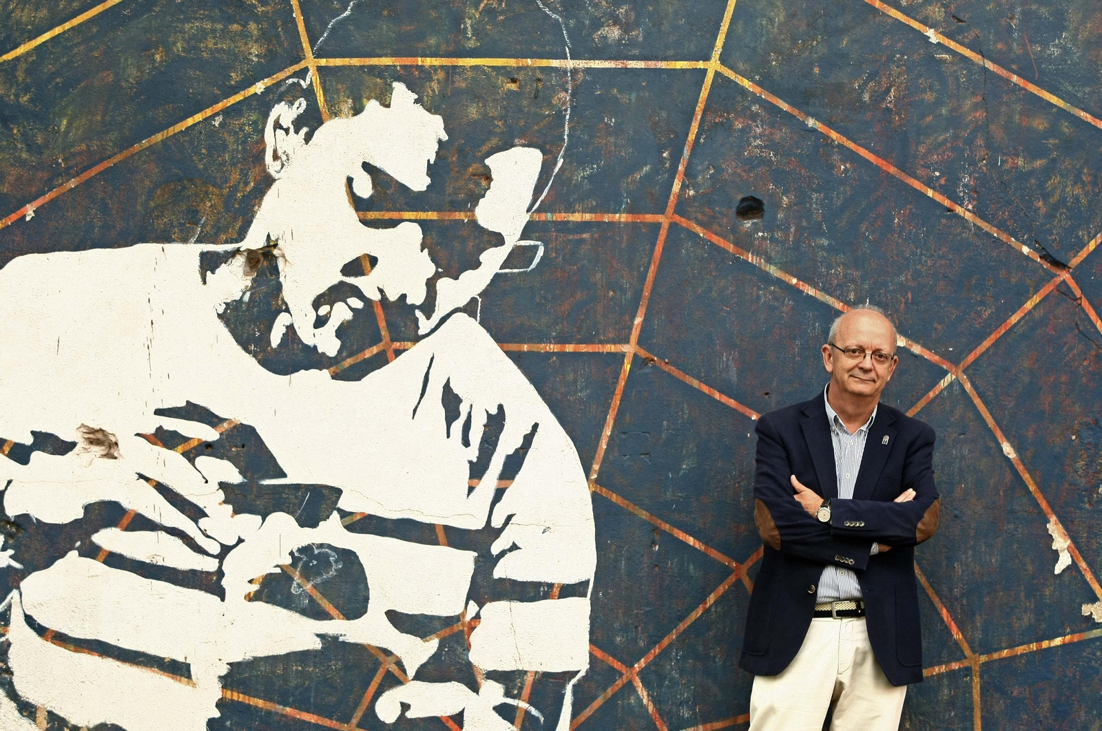 Yborra, ante un mural pintado en la Escuela de Arte de Algeciras.