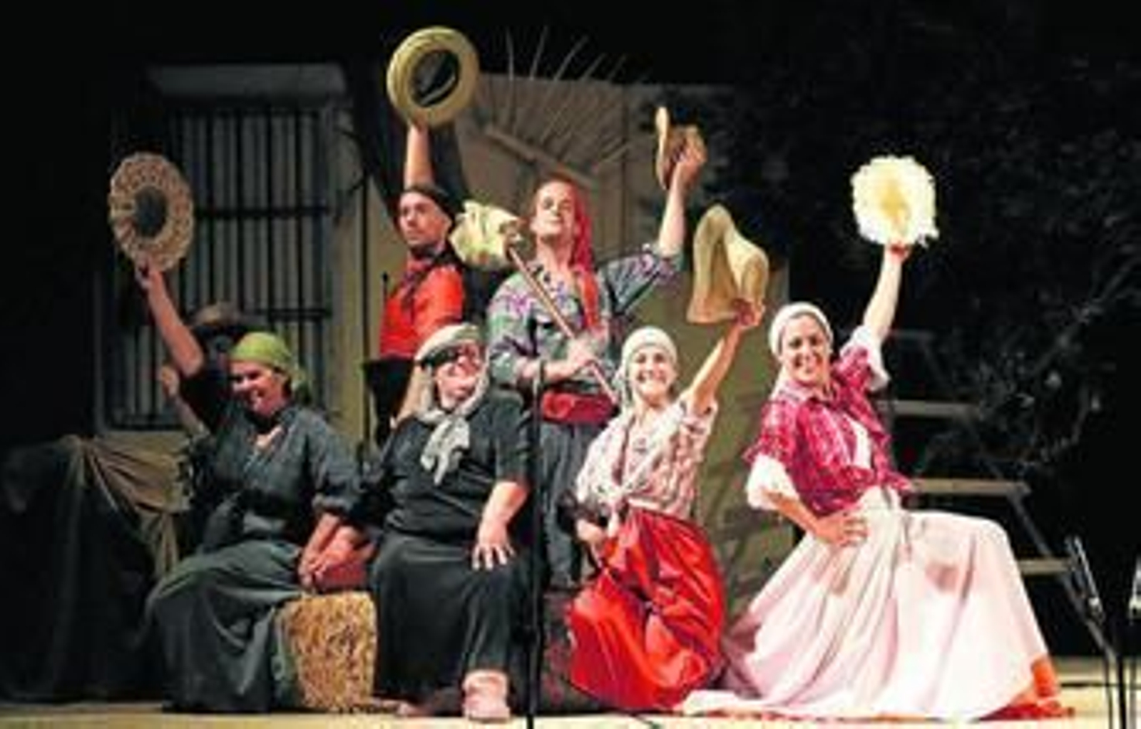 1. El elenco de actores de 'Espigas y Olivos', una de las obras más representadas por la compañía de Osuna y más premiada. 2. 'Mariquilla la pelá' es el título, dirigido a los más pequeños, que se representará en la Muestra de Teatro Contemporáneo Andaluz en Cuba. 3. Escena de '¡Ojú! qué sabe Sofía'. 4. 'Los mundos de Iris', una de las obras del repertorio de teatro educativo. 5. Fali Cruz Benavides, director de la compañía.