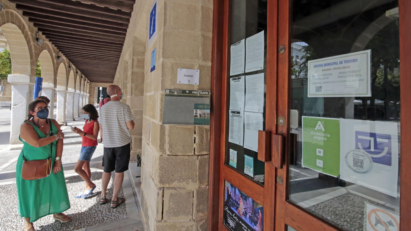 Visitantes este domingo delante de la puerta de la Oficina de Turismo.