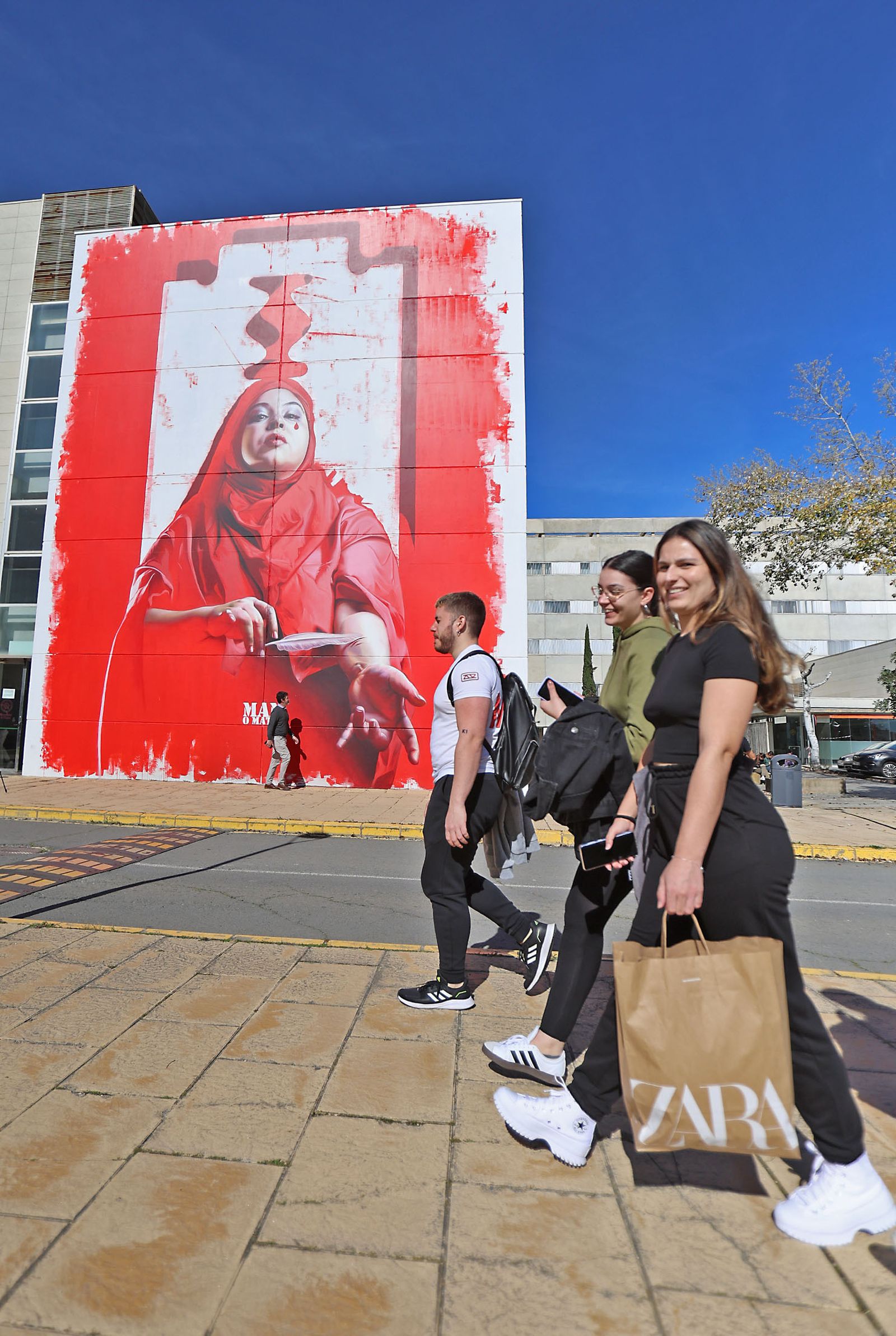 Imágenes del nuevo mural de Man O Matic en la Universidad de Huelva