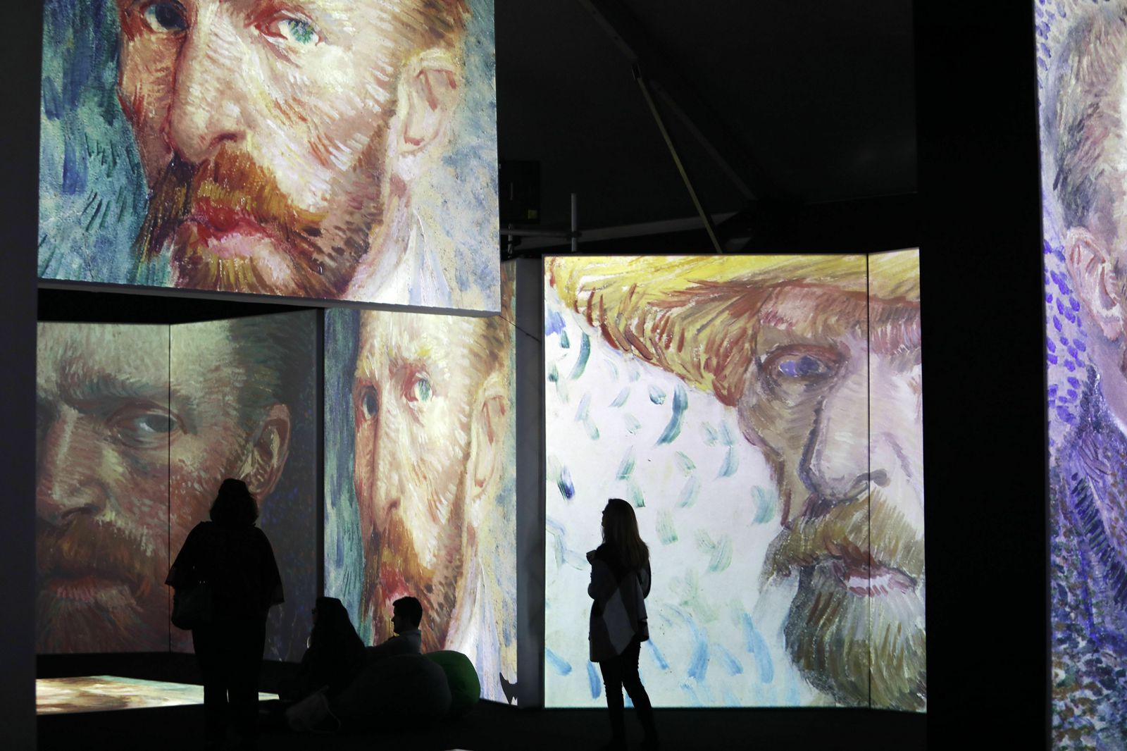 Presentación de la exposición 'Van Gogh Alive' en el Muelle Uno de Málaga.