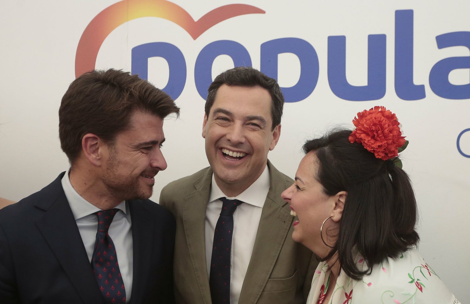 Beltrán Pérez, con Juanma Moreno y Virginia Pérez