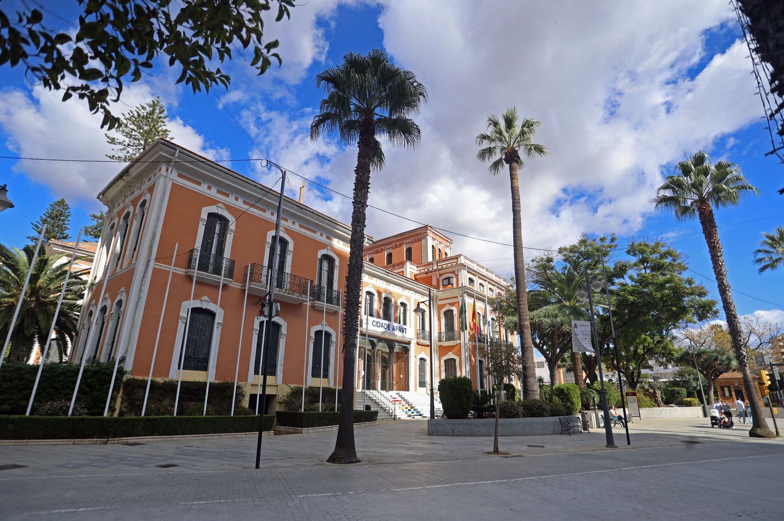 Edificio grande de la Casa Colón de Huelva.