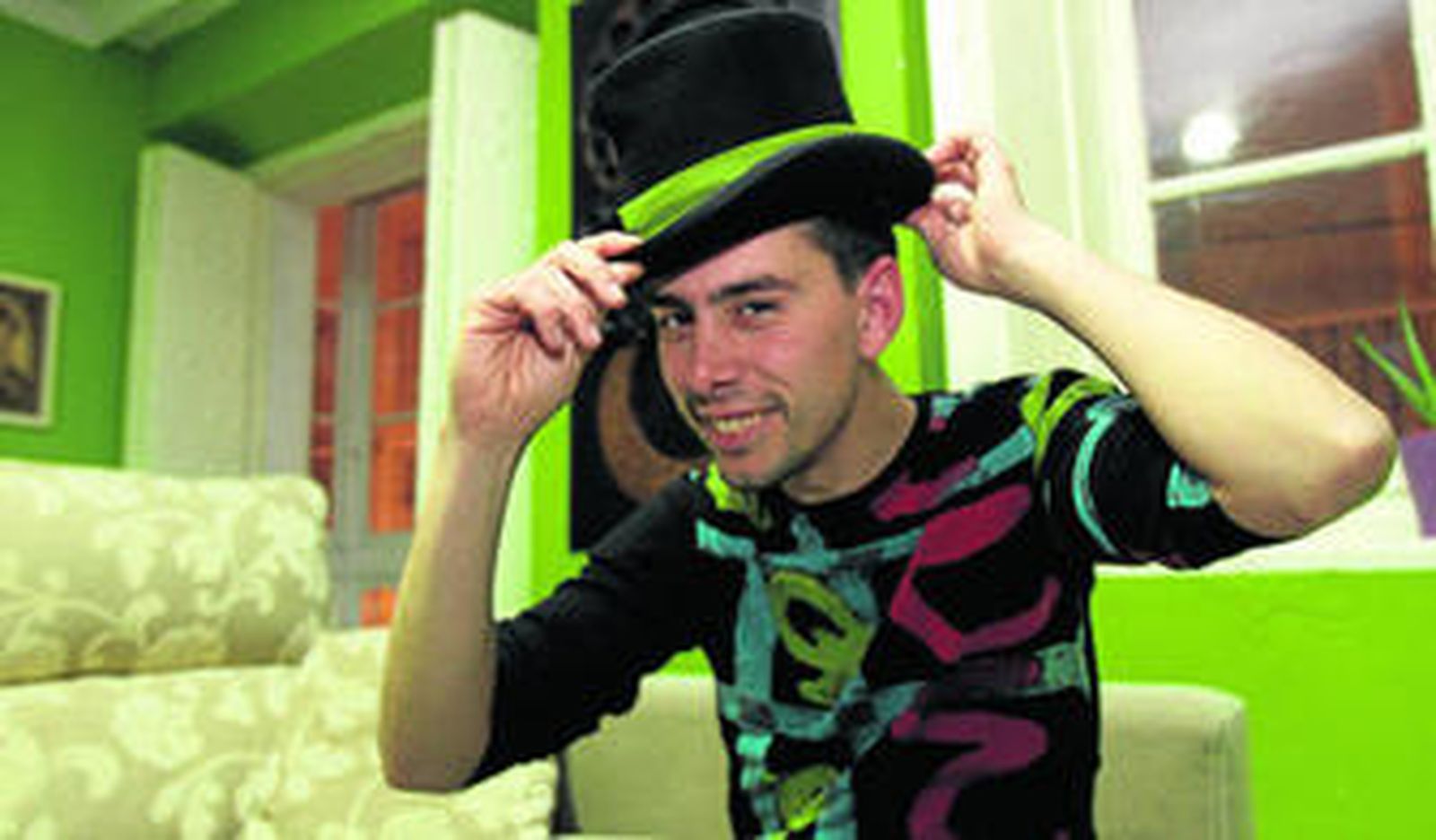 José Otero posó ayer con la chistera de 'Juana la loca' para esta sección.