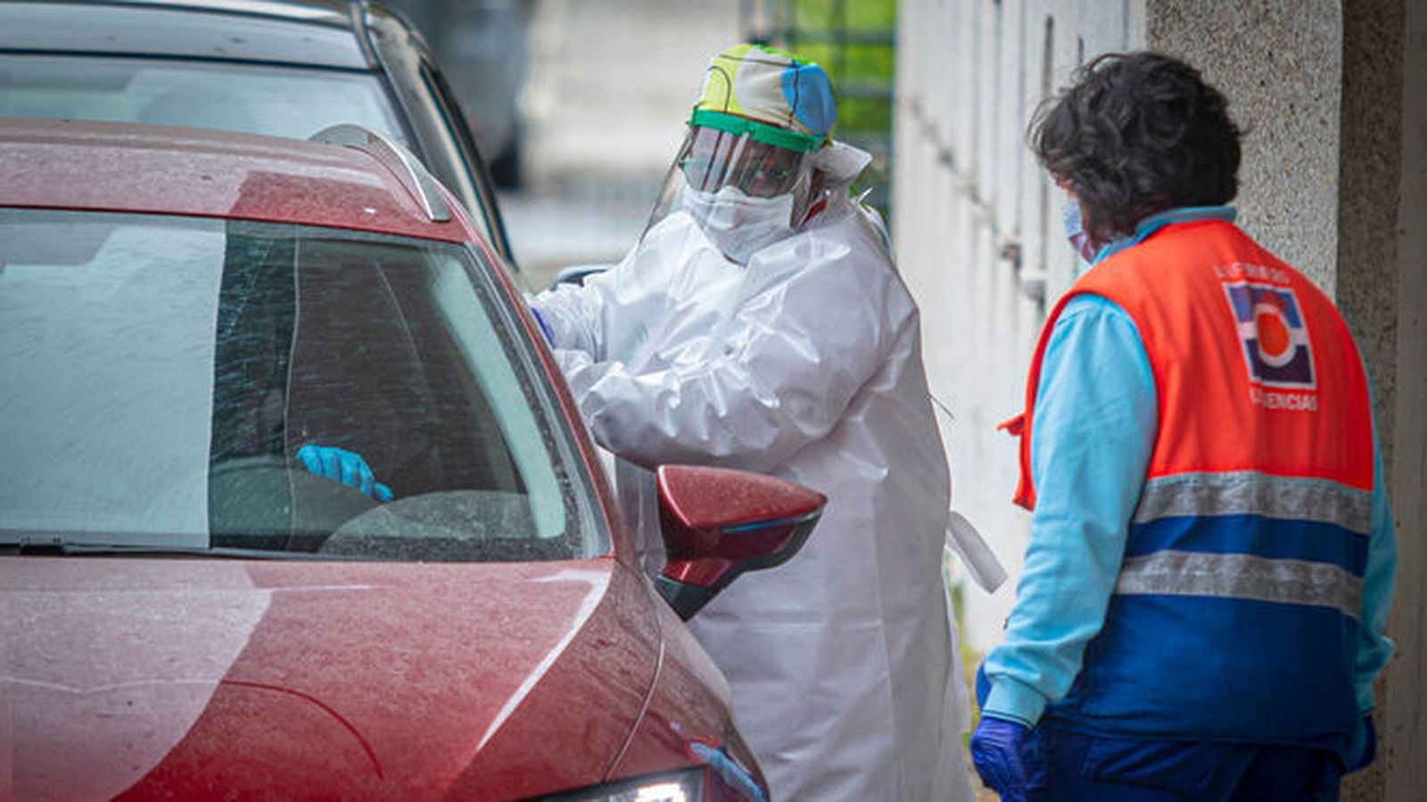 Una profesional sanitaria realiza una prueba a un paciente en el Centro de Salud La Paz de Cádiz.