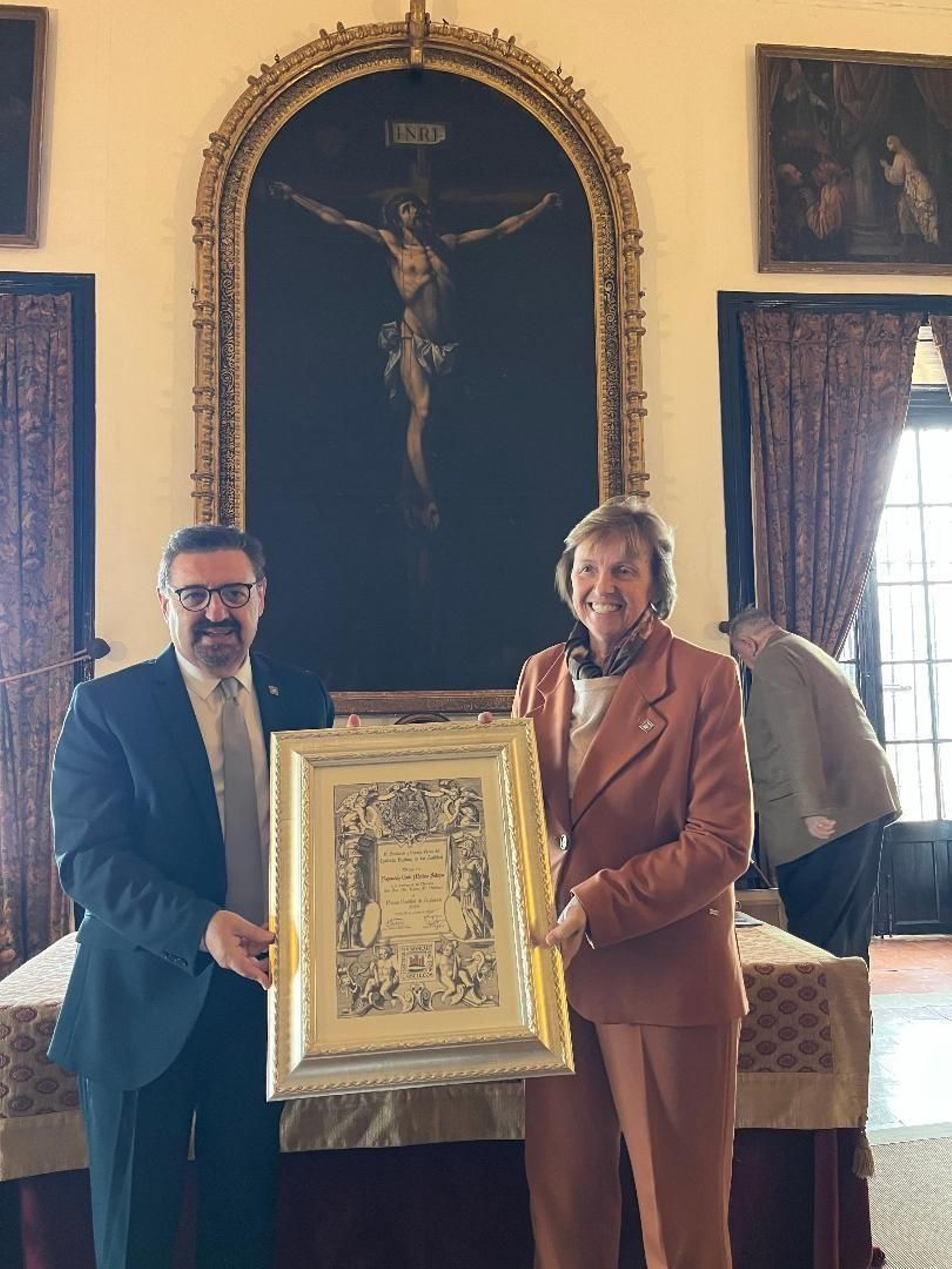 El presidente del Instituto Andaluz de los Castillos, entregando diploma a Liliane Dahlmann.