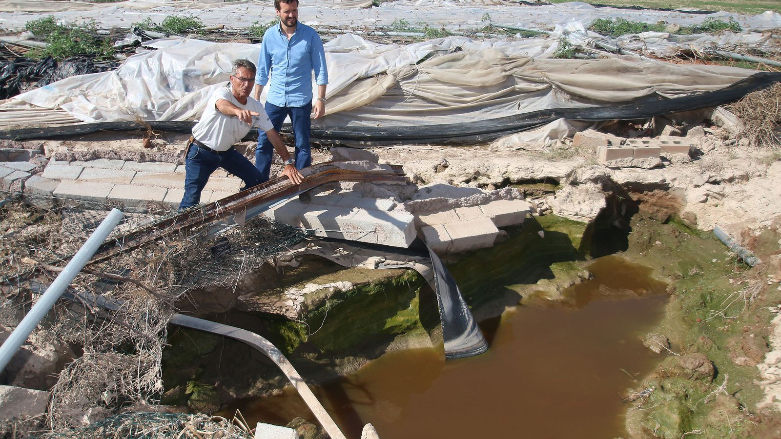 Pablo Casado visitó ayer con buena parte de la plana mayor del PPde Almería una de las explotaciones ganaderas afectadas por la gota fría.