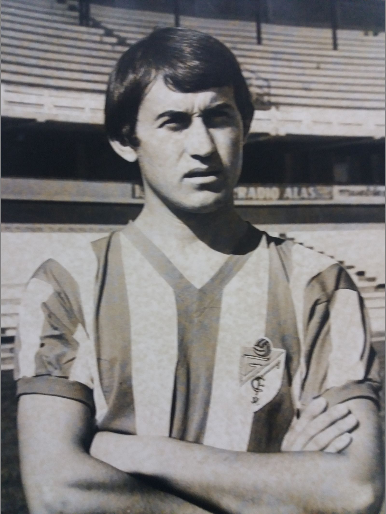 Con la camiseta rojiblanca.