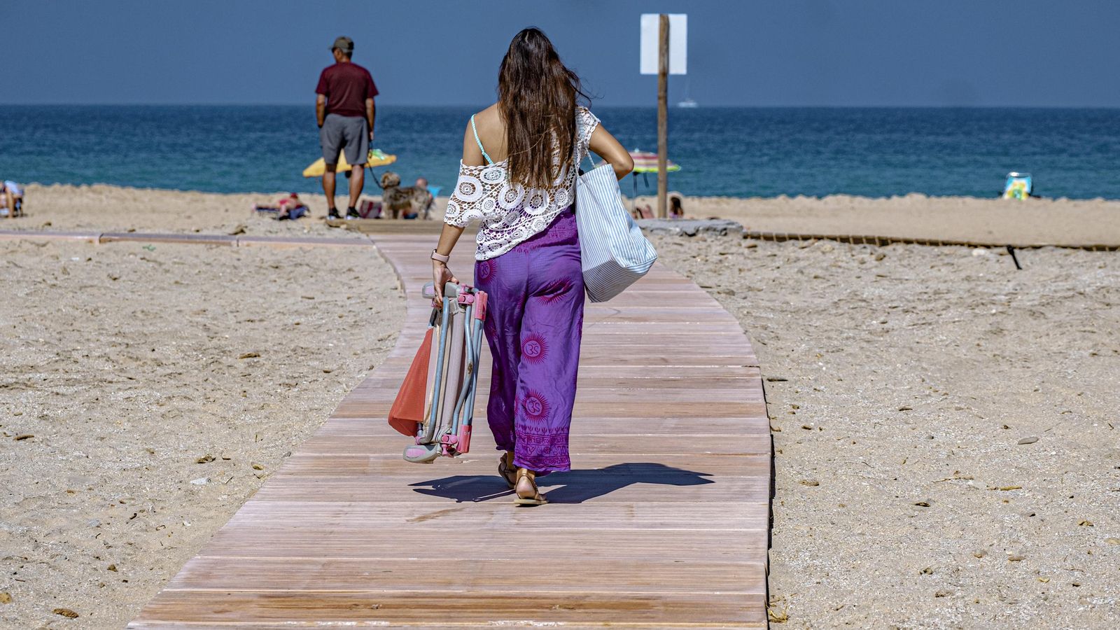 Plataforma de acceso a la playa de Camposoto que sustituye a las pasarelas de madera en los primeros tramos. Plataforma de acceso a la playa de Camposoto que sustituye a las pasarelas de madera en los primeros tramos.