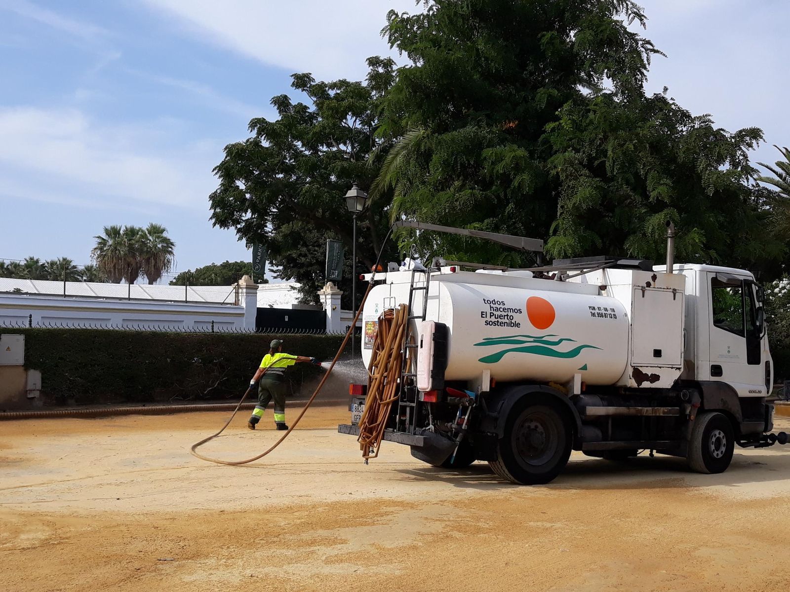 Trabajos de limpieza en el parque Calderón.