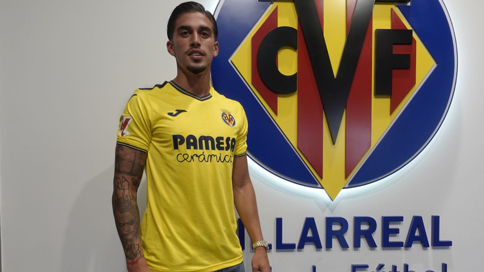 Cristo Romero luce con la camiseta del Villarreal.