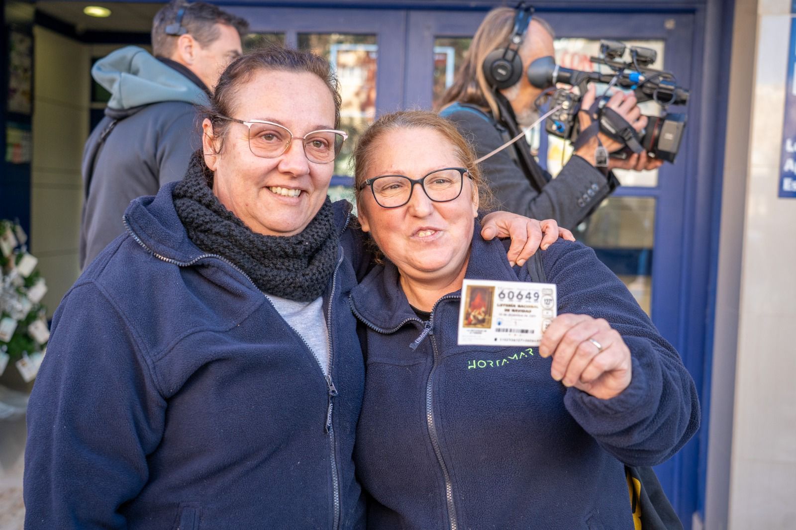 Dos de las premiadas con el número 60649, en Roquetas de Mar