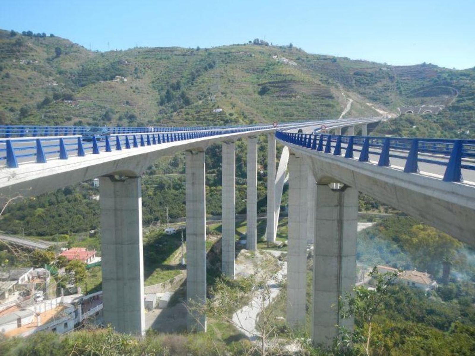 Viaducto de Río Verde, punto kilométrico 913 de la autovía del Mediterráneo A-7 en Granada