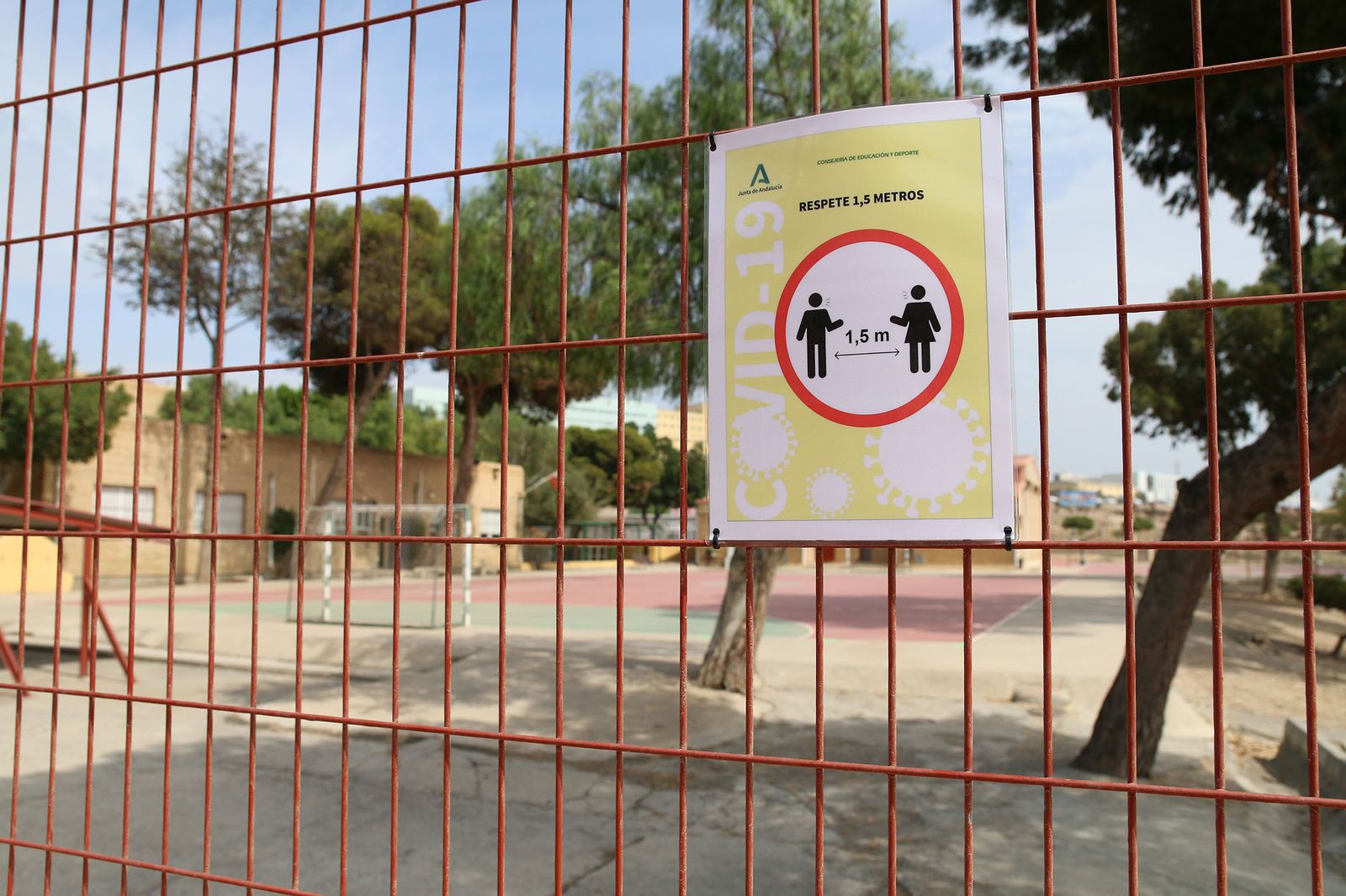 Cartel con medidas para prevenir la COVID-19 en un colegio de Almería.