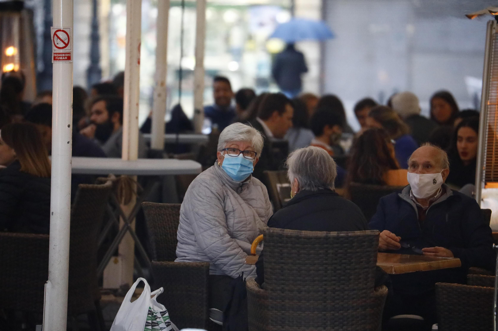 Fotografías: Tarde de bares y compras dos meses después en Córdoba