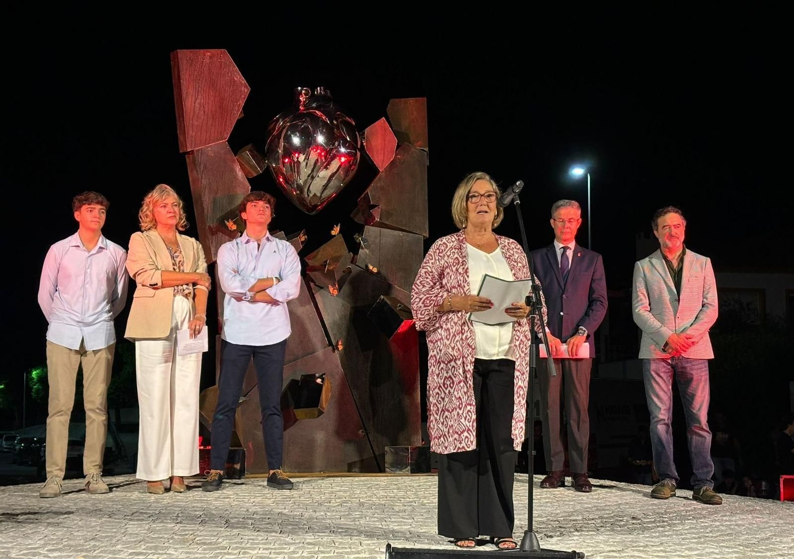 Familiares y autoridades ante el monumento dedicado al fallecido en la rotonda renombrada como 'Donantes de Sangre y Órganos José Antonio Sánchez Román'. Familiares y autoridades ante el monumento dedicado al fallecido en la rotonda renombrada como 'Donantes de Sangre y Órganos José Antonio Sánchez Román'.