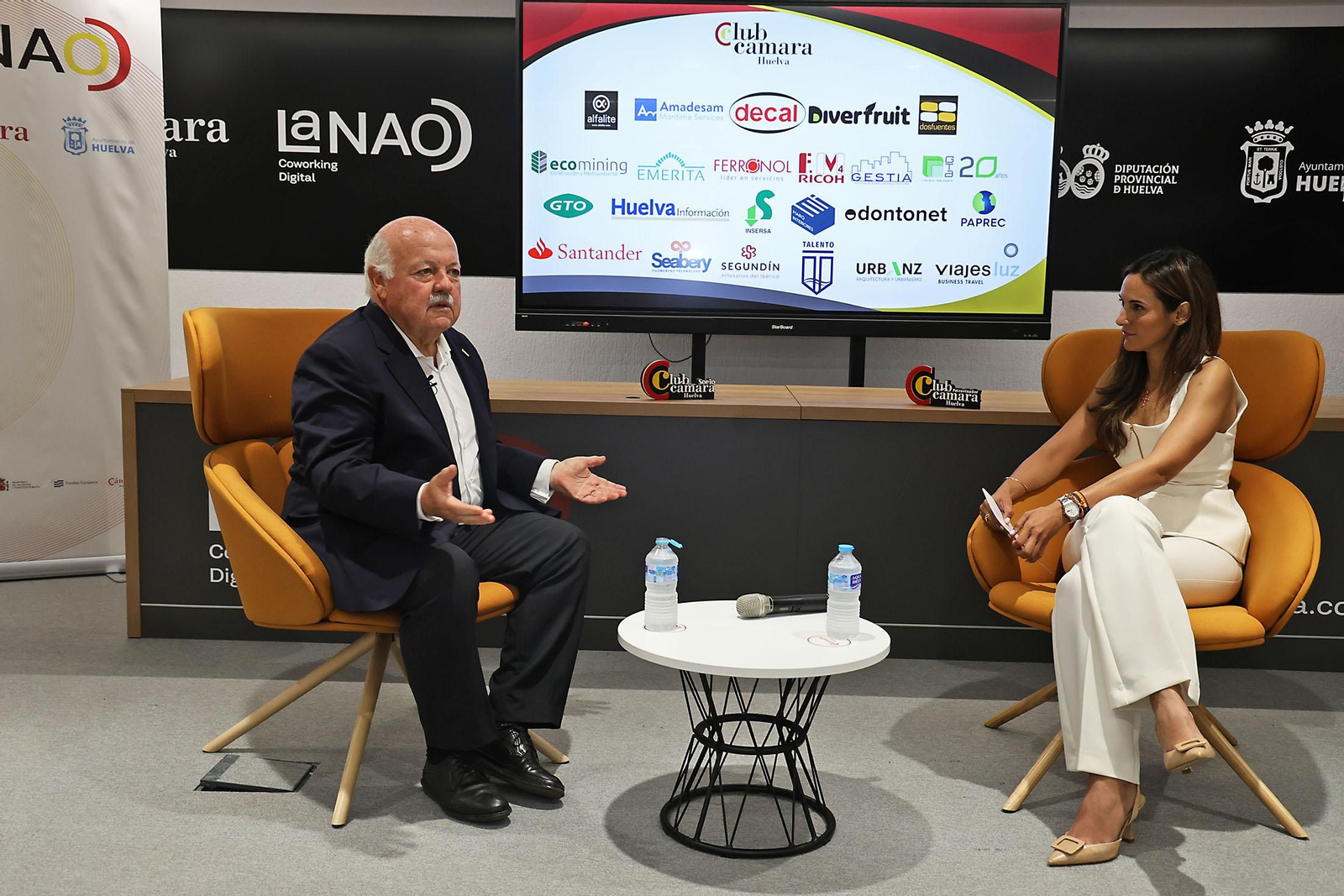 Imágenes de los encuentros del Club Cámara con Jesús Aguirre, presidente del Parlamento andaluz como protagonista